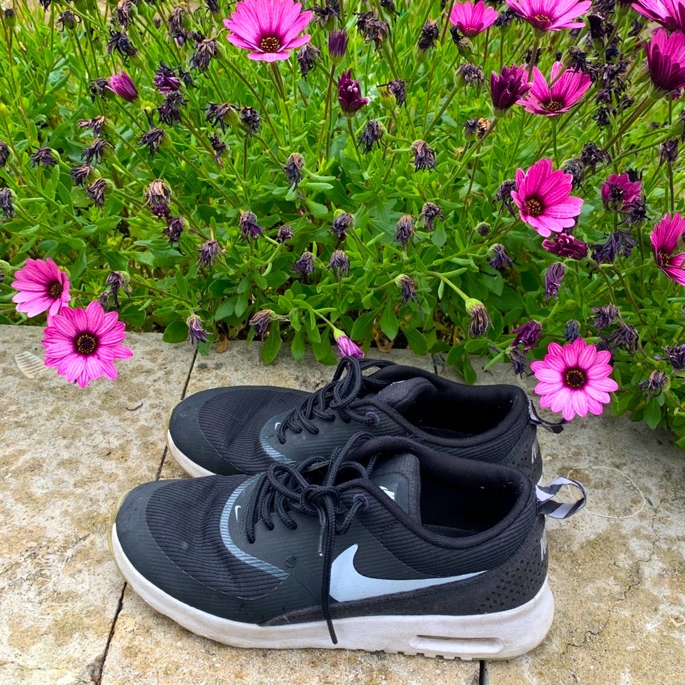 nike air max thea black and white